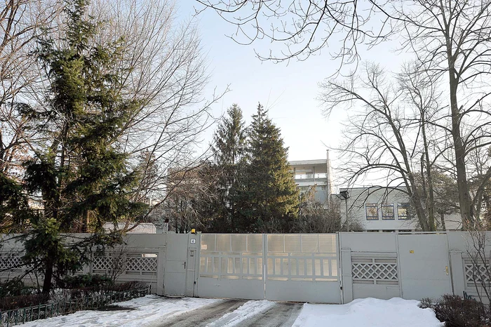 Bulevardul Constantin Prezan, nr. 4. În apropierea Arcului de Triumf este blocul în care Traian Băsescu a stat pe vremea când era primarul Capitalei. E vorba de un apartament cu şase camere şi o încăpere de serviciu (279 mp)