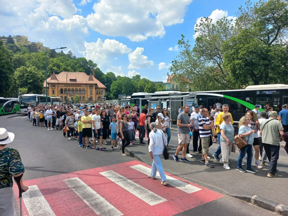 Coada la autobuzul care ducea la aeroport avea peste 100 de metri FOTO Ioan Buciumar