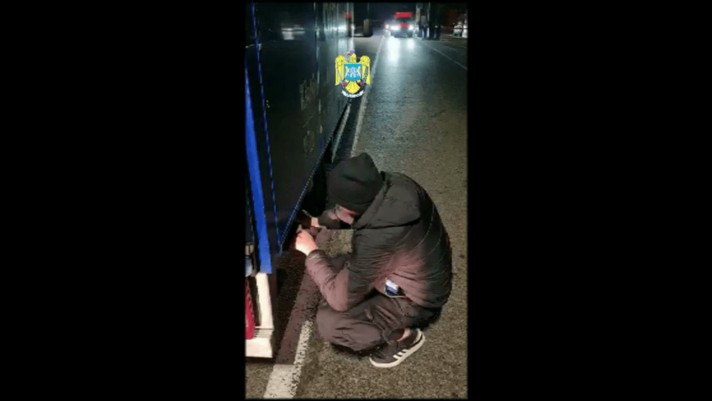 Peste 100 de migranți ilegal, găsiți printre panouri termoizolante și mobilă, în Vama Nădlac II
