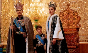 Prințul Reza Pahlavi al Iranului cu părinții săi GettyImages 113494616 jpg