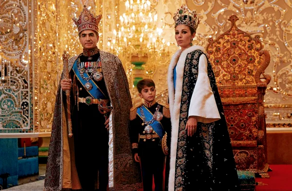 Prințul Reza Pahlavi al Iranului cu părinții săi  GettyImages 113494616 jpg