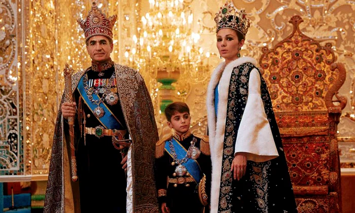 Prințul Reza Pahlavi al Iranului cu părinții săi  GettyImages 113494616 jpg