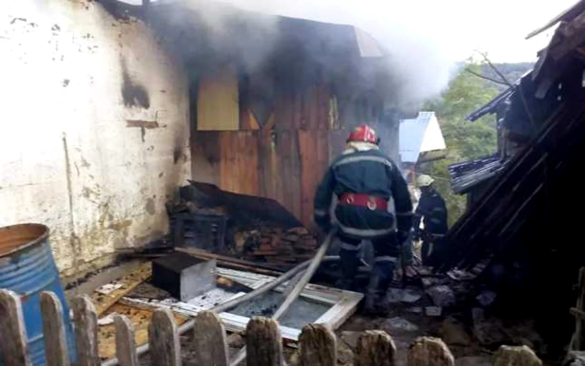 Cauza incendiului stabilită de pompieri a fost coşul de fum necurăţat FOTO ISU Prahova