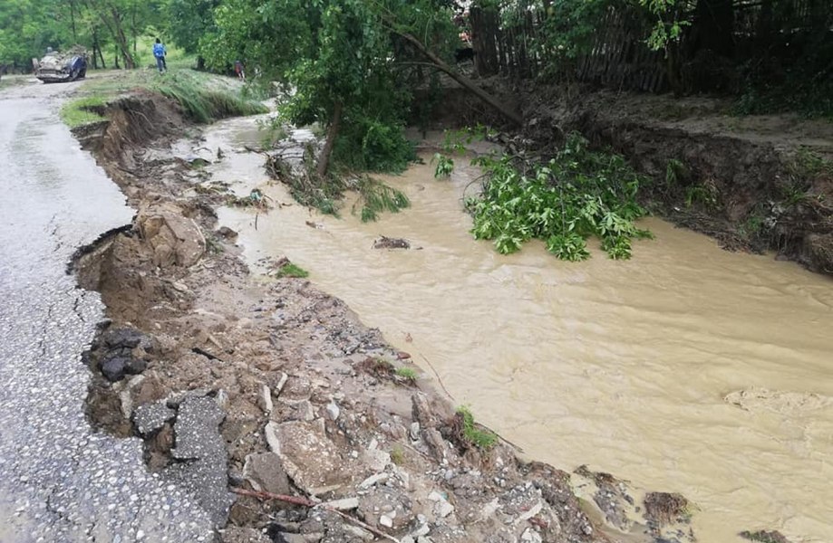 Cod galben de inundaţii în 11 judeţe. Hidrologii avertizează asupra riscului de viituri rapide