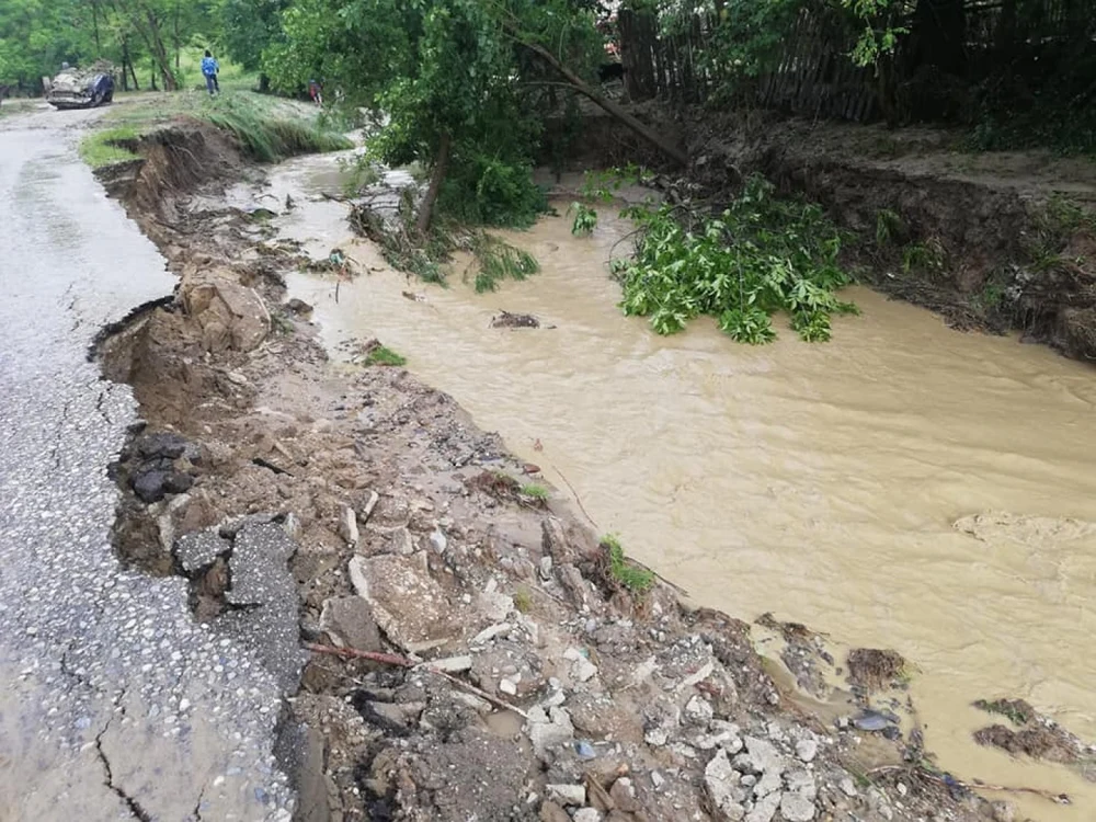 Cod galben de inundaţii în 11 judeţe. Hidrologii avertizează asupra riscului de viituri rapide