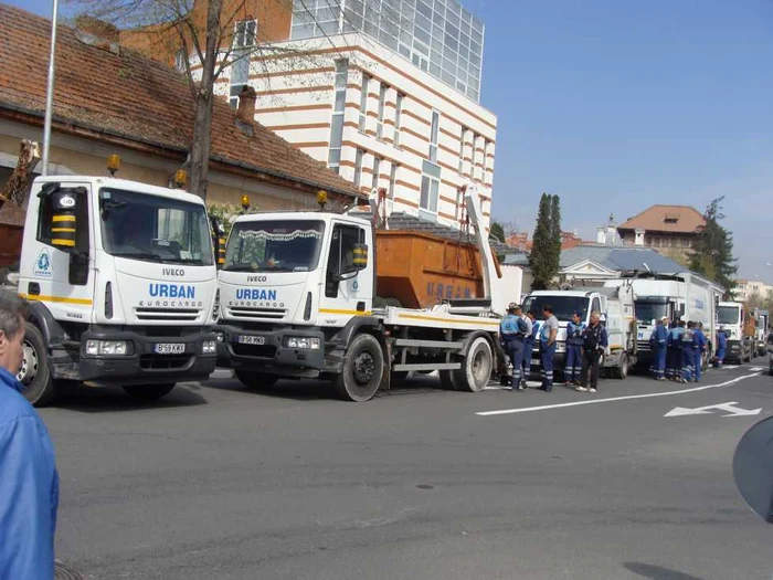 Gunoierii de la Urban au postat masinile în faţa Primăriei Râmnicului