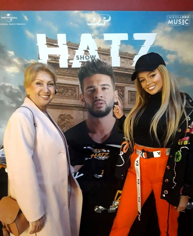 Mamişor şi Claudia Iosif, lângă afişul cu vdeta familiei, Dorian Popafoto: Gheorghe Chelu