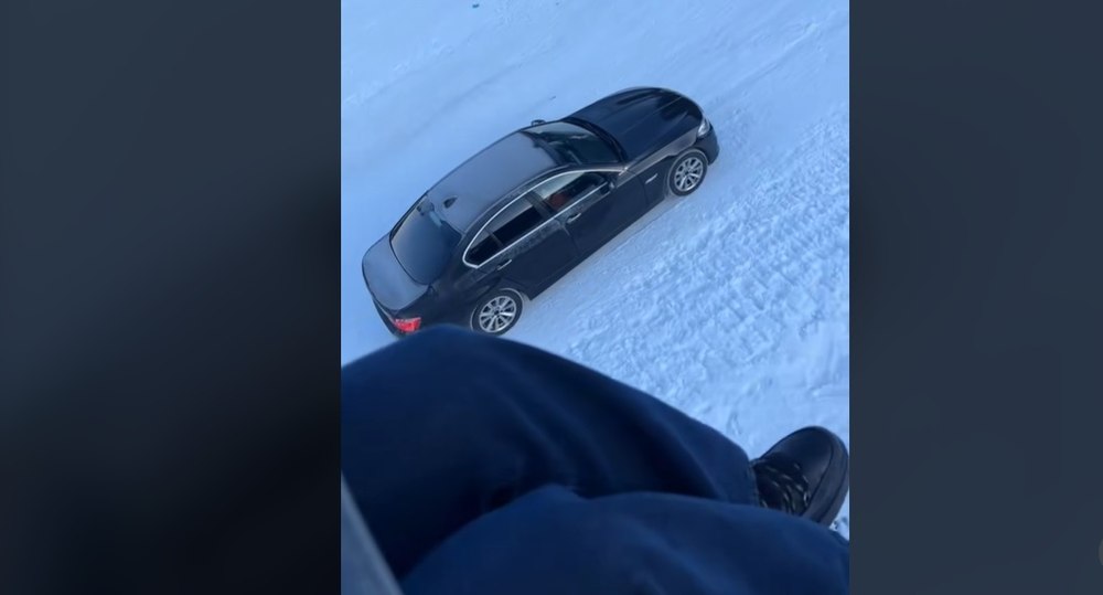 Un șofer a urcat cu un BMW pe pârtie, la Borșa. Reacția internauților: „Întrebarea e ce caută oamenii cu schiurile pe pârtia de BMW?"