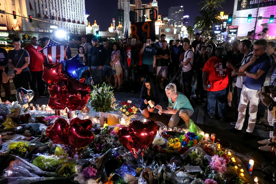 Peste 59 de persoane şi-au pierdut viaţa în masacrul de la Las Vegas, iar alte 527 au fost rănite