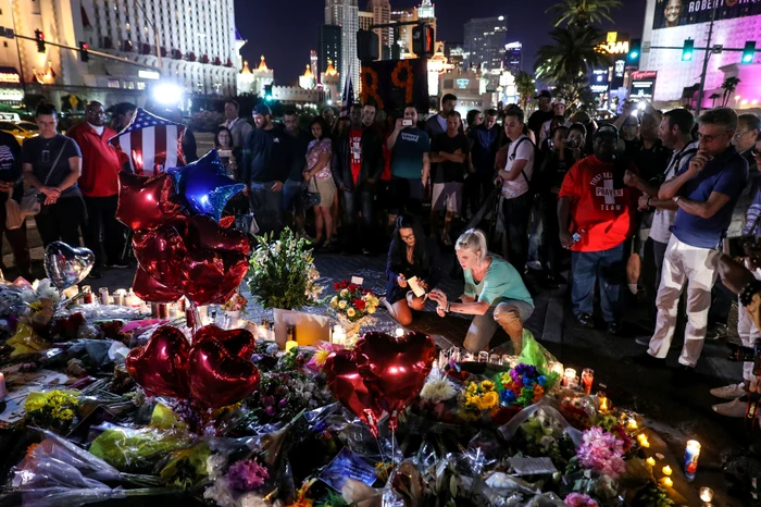 Peste 59 de persoane şi-au pierdut viaţa în masacrul de la Las Vegas, iar alte 527 au fost rănite