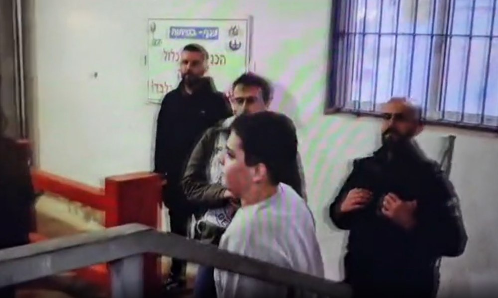Palestinienii eliberați din închisorile israeliene acuză că au fost abuzați, loviți și amenințați. Unii reclamă că gardienii ar fi urinat pe ei în celule VIDEO