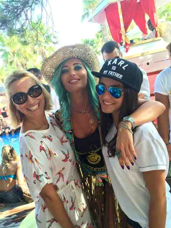 
    Prezentatoarea s-a bucurat să audă că o cântăreață româncă are spectacol în FranțaFoto: Facebook/Andreea Esca  