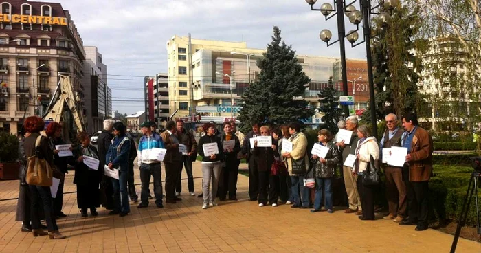 Primele proteste ale angajaţilor IPCUP au început pe 22 aprilie în faţa Prefecturii Prahova. FOTO Adevărul Ploieşti