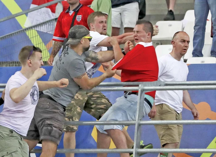 
    Fanii ruşi şi cei  englezi s-au bătut  ca huliganii  în tribune   