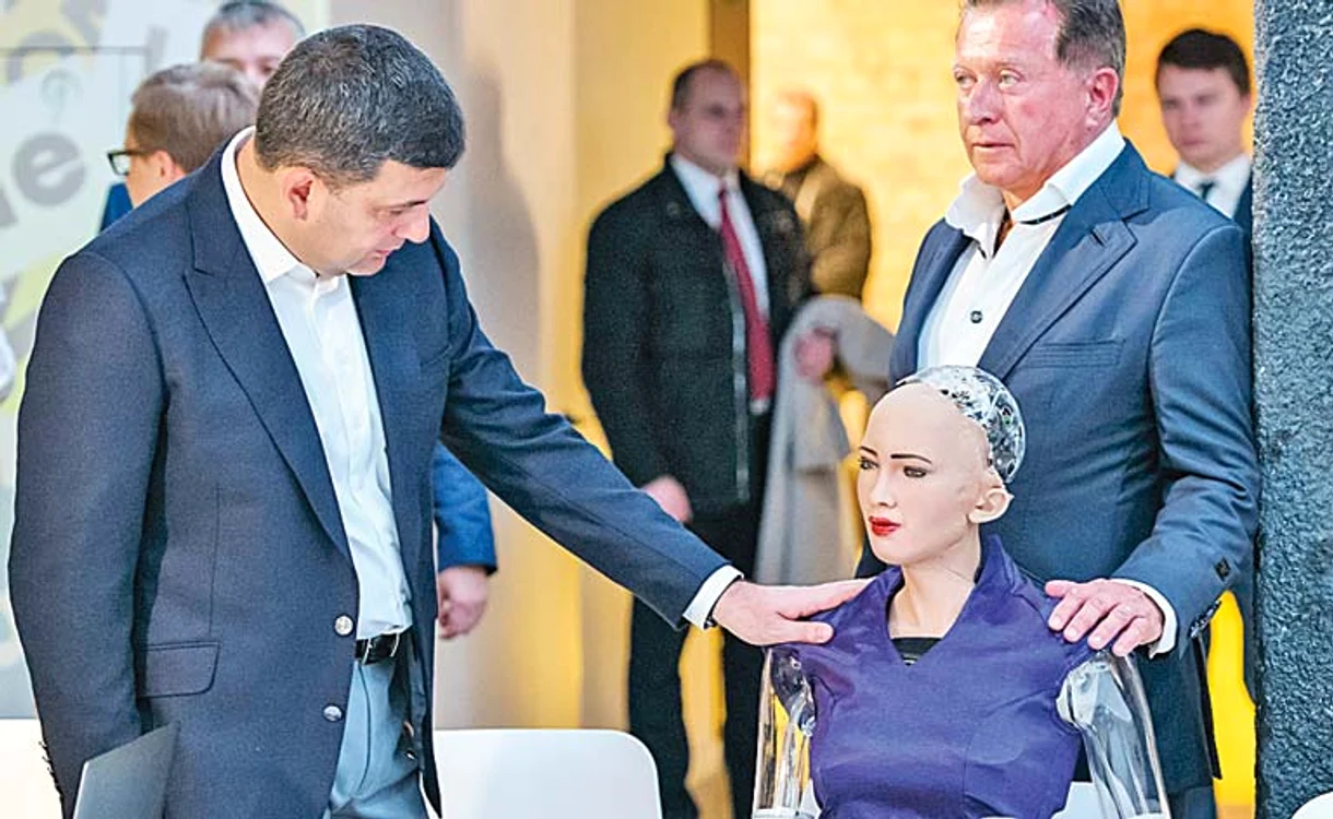 Roboţica Sophia i-a luat un interviu premierului ucrainean Volodimir GroismanFoto: EPA