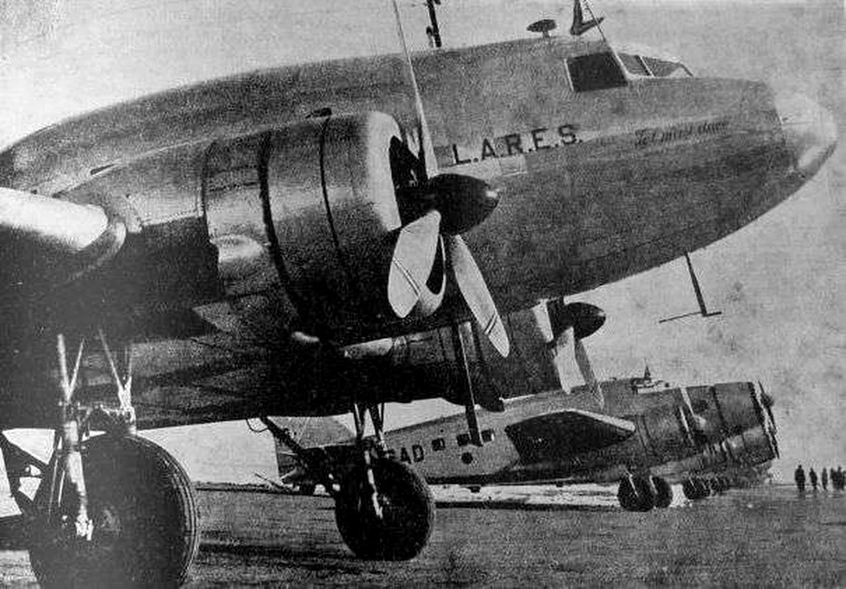 Avioane de tip Douglas D.C.3 şi Savoia Marchetti 83 din serviciul societăţii LARES (Liniile Aeriene Române Exploatate de Stat), în perioada interbelică (© Wikimedia Commons)