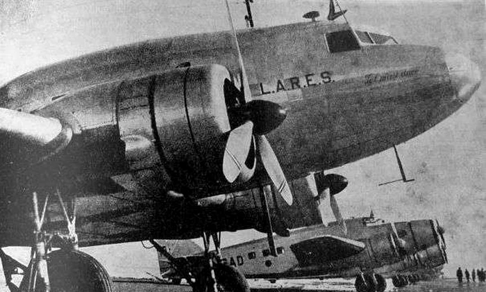 Avioane de tip Douglas D.C.3 şi Savoia Marchetti 83 din serviciul societăţii LARES (Liniile Aeriene Române Exploatate de Stat), în perioada interbelică (© Wikimedia Commons)
