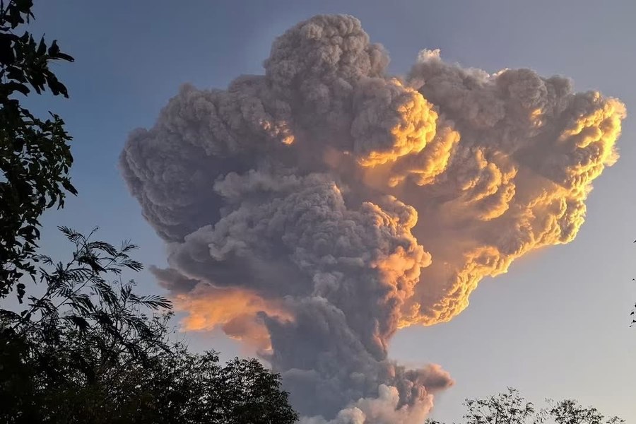 Erupție violentă a vulcanului Mount Lewotobi Laki-laki din Indonezia: mii de oameni evacuați și zboruri suspendate