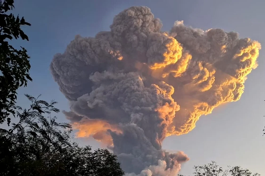 Vulcanul Mount Lewotobi Laki-laki a erupt exploziv  FOTO: X