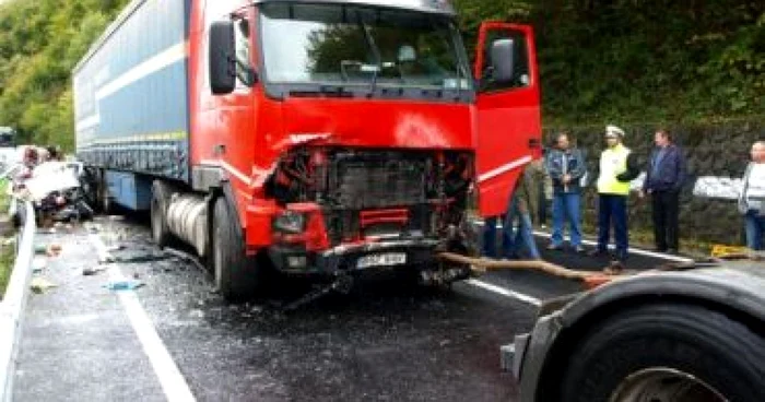 Hunedoara: Circulaţie blocată pe DN 7 în urma unui accident în care au fost implicate patru maşini