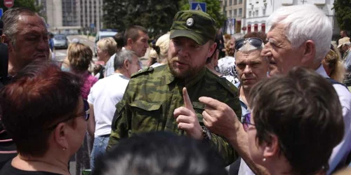 Un lider separatist le vorbeşte oamenilor adunaţi care solicită încheierea violenţelor FOTO AP