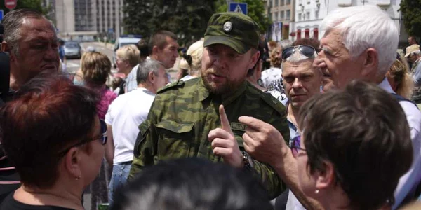 Un lider separatist le vorbeşte oamenilor adunaţi care solicită încheierea violenţelor FOTO AP