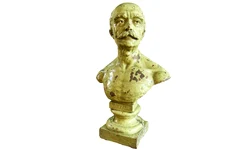 În patrimoniul Colecţiei „Istoria teatrului românesc“ a Muzeului Naţional al Literaturii Române Iași se află un reușit bust din teracotă al lui Vasile Alecsandri