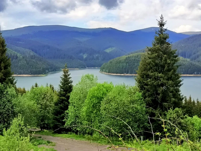 Lacul Vidra văzut din staţiunea cu acelaşi nume - Vâlcea Foto Daciana Stoica - Adevărul