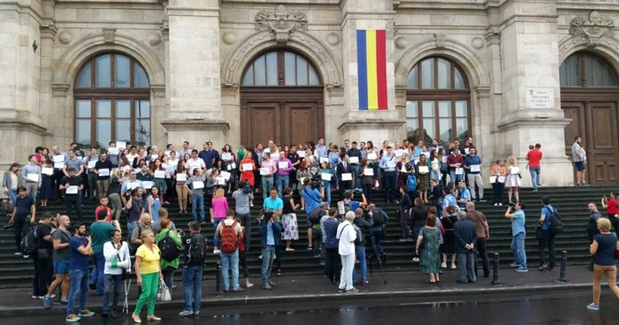La Bucureşti, magistraţii au protestat pe scările din faţa Curţii de Apel