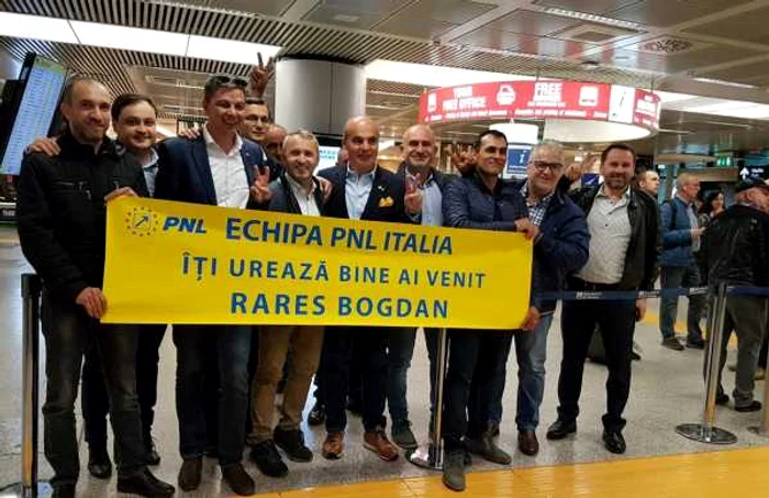 O parte a echipei din diaspora, alături de Rareş Bogdan. FOTO Facebook Radu Lupu (prim-vicepreşedinte PNL Diaspora)