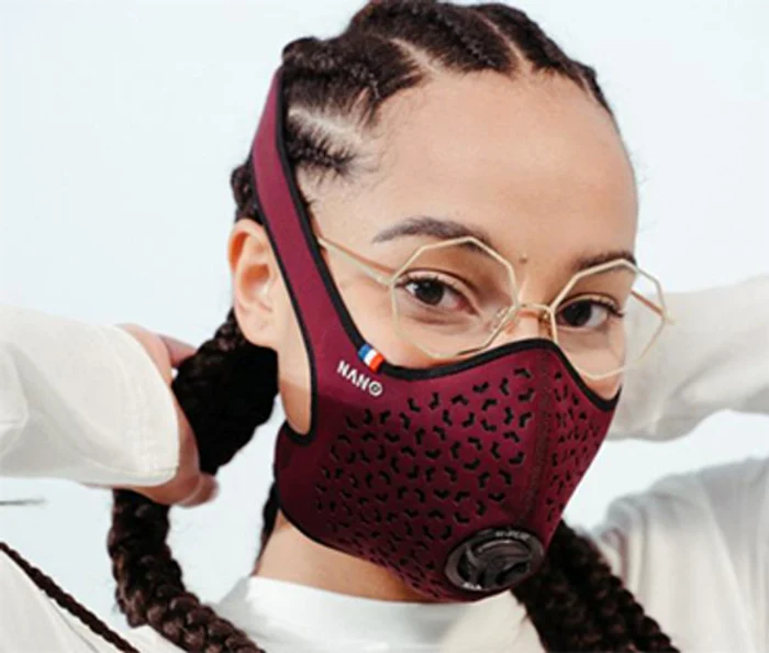 
    Drona care livrează şi dezinfectează  