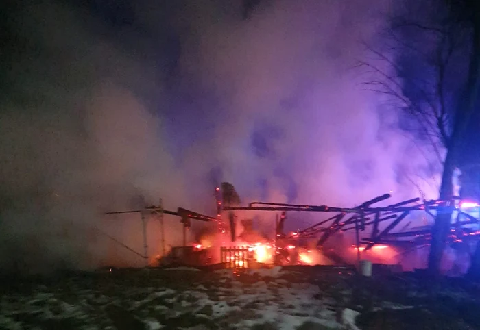 Cabana a ars in totalitate. FOTO ISU Argeș