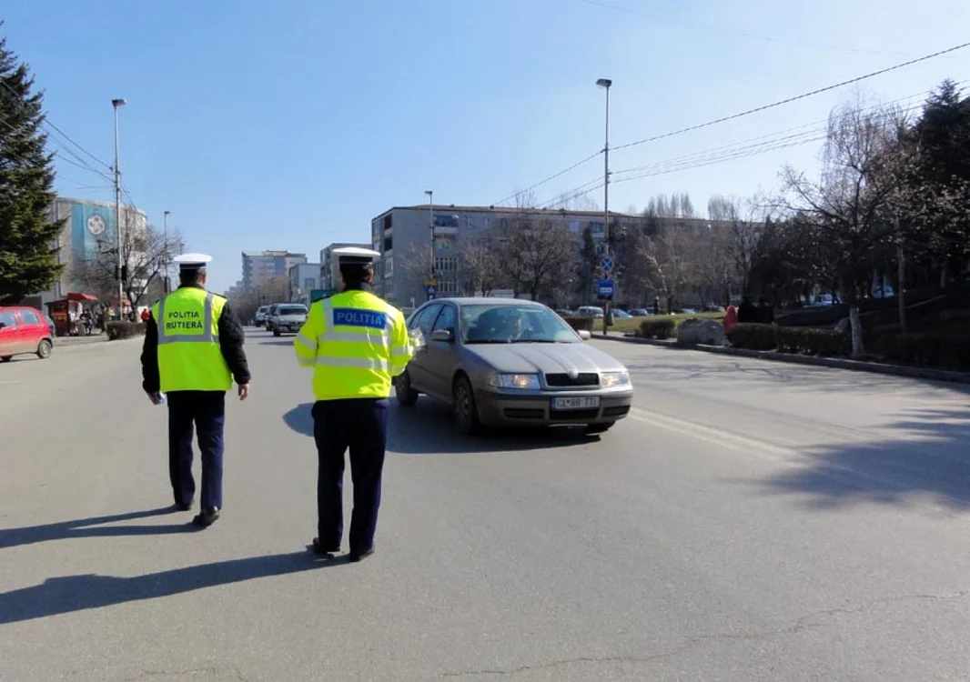 Doi ofiţeri de poliţie trimişi în judecată pentru mită     FOTO Adevărul
