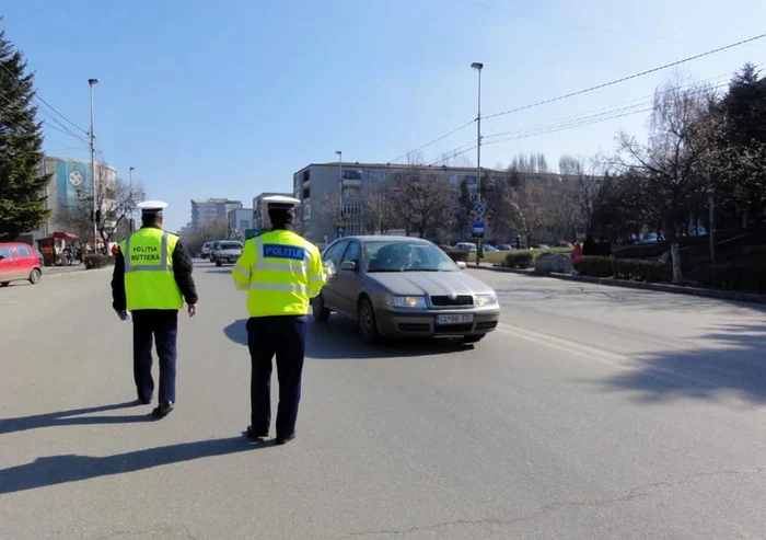 Doi ofiţeri de poliţie trimişi în judecată pentru mită     FOTO Adevărul