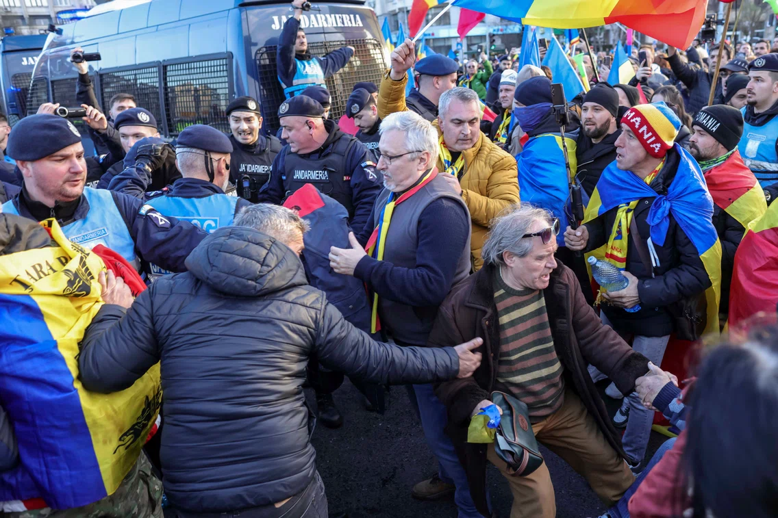 Ciocniri între forțele de ordine și sustinătorii lui Calin Georgescu în Piata Victoriei FOTO Inquam Photos / Sabin Cîrstoveanu (4) jpg