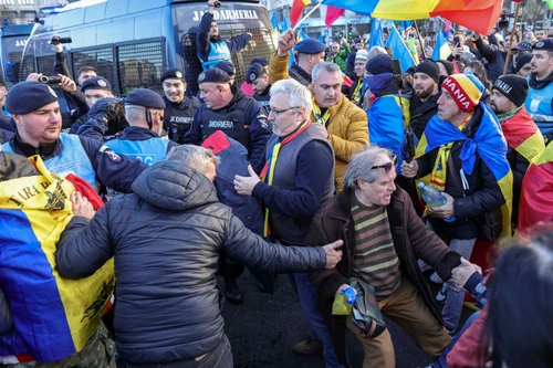 Ciocniri între forțele de ordine și sustinătorii lui Calin Georgescu în Piata Victoriei FOTO Inquam Photos / Sabin Cîrstoveanu (4) jpg