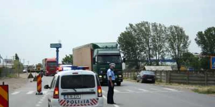 Poliţiştii asigură fluenţa traficului