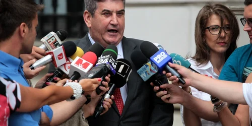 Gabriel Oprea la iesirea de la ICCJ FOTO Eduard Enea