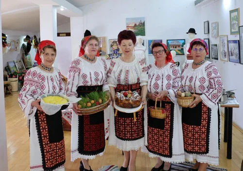 Cozonacul cu ouăle care sunt duse la Înviere pentru a fi sfințite FOTO: Ecaterina Hulea