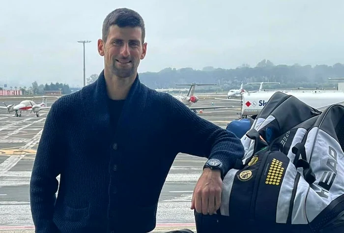 Aflat în drum spre Australia, Novak Djokovic era zâmbitor (Foto: Facebook / Novak Djokovic)