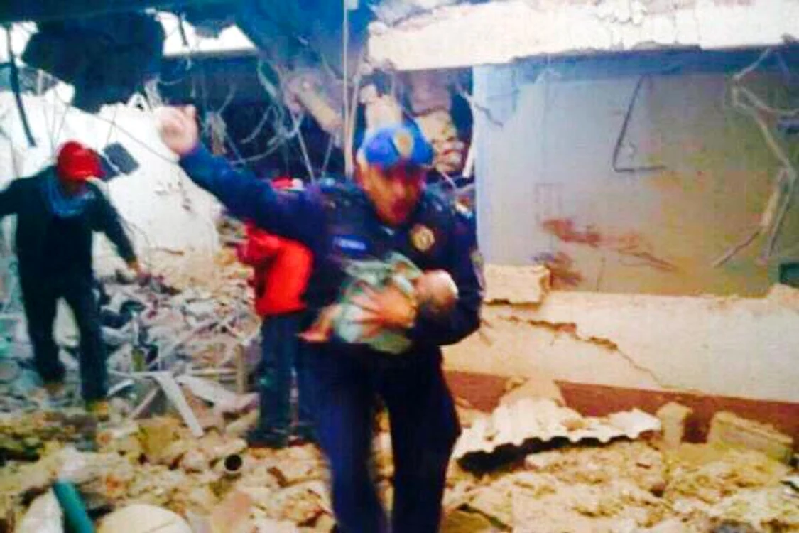 
    Din cauza exploziei, aproape tot spitalul s-a prăbușitFoto: Twitter/AdrianRubalcava  