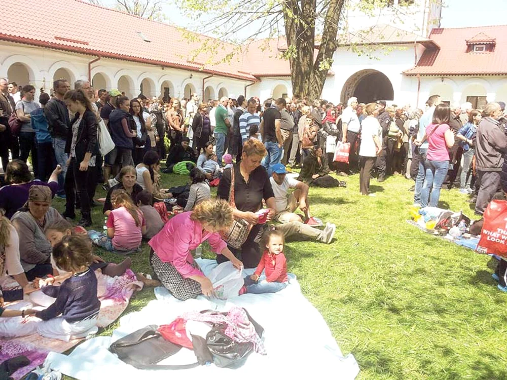
     La slujba ţinută la  Mănăstirea Ghighiu  au participat şi mulţi copii  
