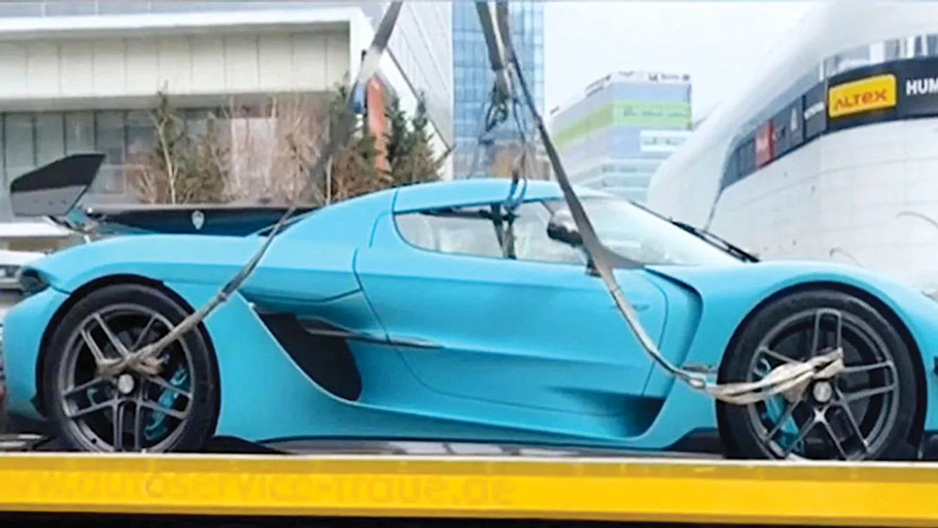 Maşina  a fost dusă  pe platformă  la service. FOTO: Captură TV