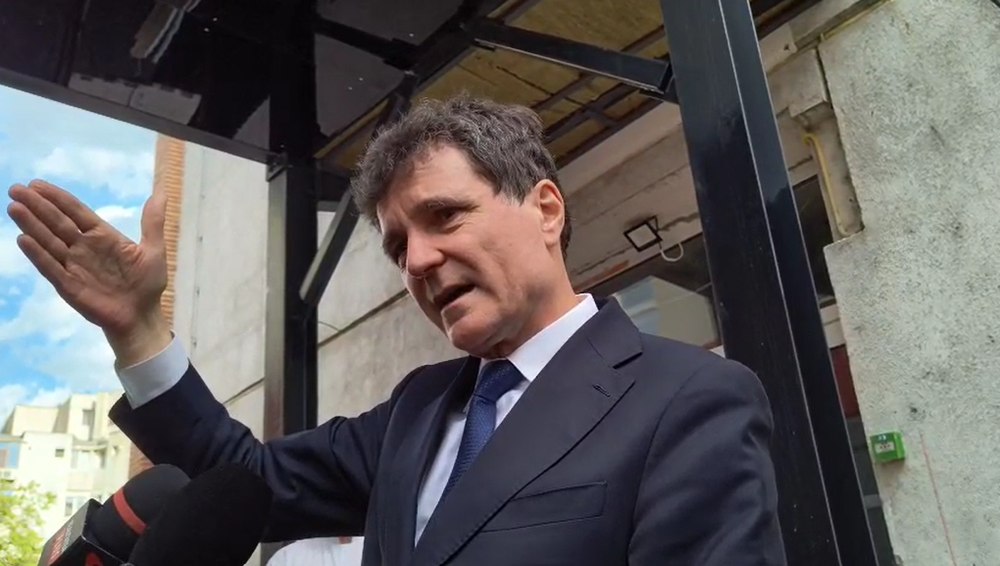 Nicușor Dan și miniștrii prezenți la blocul din Galați, afectat de drona rusească, au fost huiduiți de localnici: „Demisia, demisia”