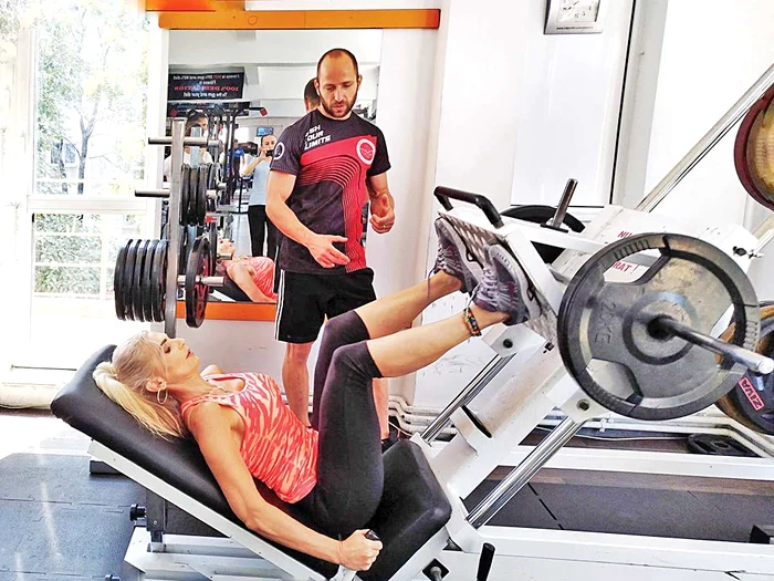 Învaţă să facă sport corect atât pentru ea, cât şi pentru a fi instructor