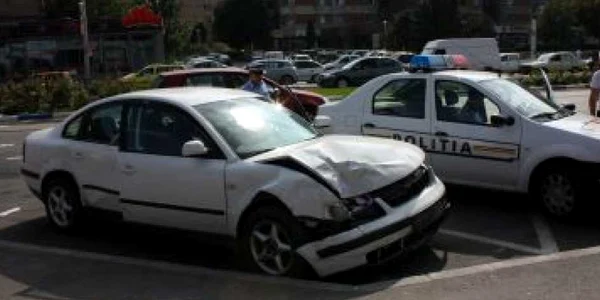 Craiova:Un şofer neatent a băgat o femeie în spital şi a distrus o maşină