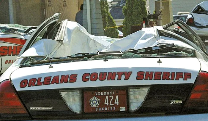 Fermierul a strivit mai multe maşini cu un tractor uriaş