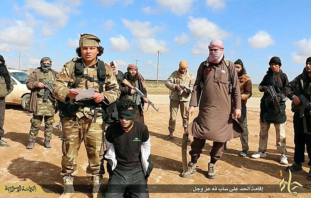
    Condamnatul a fost decapitat de către un bărbat cu chipul acoperitFoto: Daily Mail  