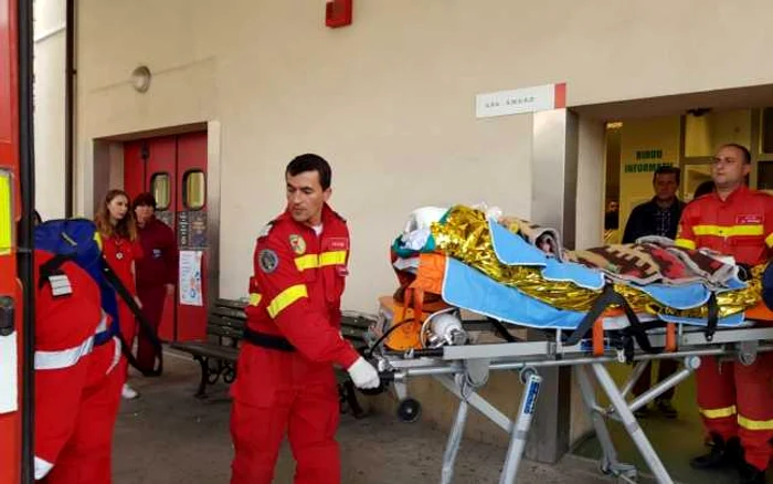 Tânărul a fost preluat în jurul orei 15.00 şi dus la aeronavă FOTO Ionuţ Benea