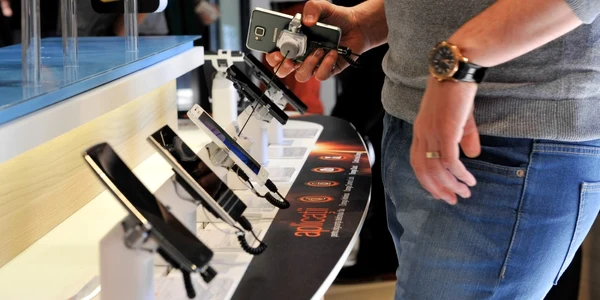 Magazin Orange client smartphone FOTO Mediafax / Dan Tautan